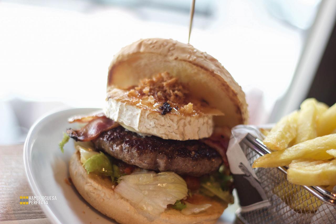 Hamburguesa Montañesa Chev Cafe