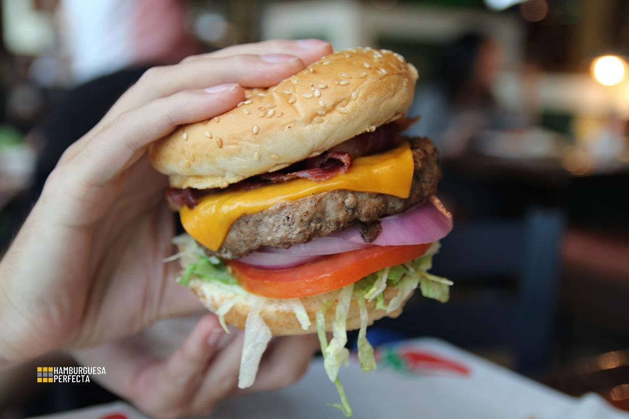 Comer hamburguesa manos