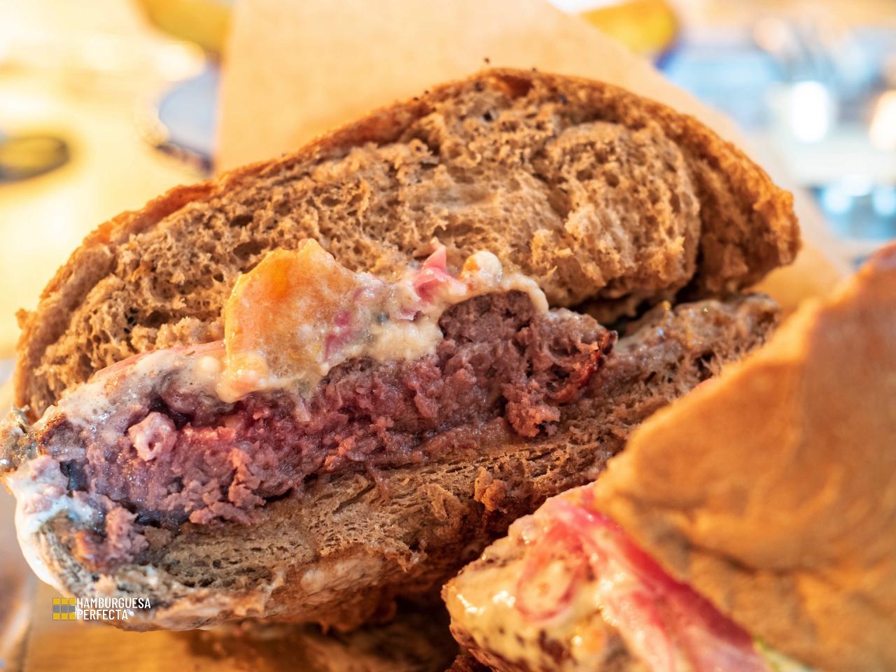 Detalle Corte Burger Perro Bar