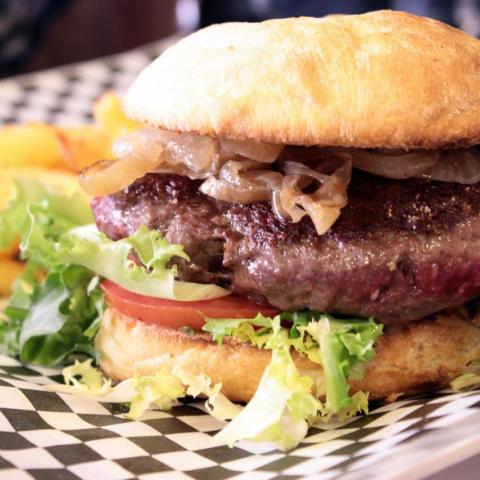 Luas Tavern Burger
