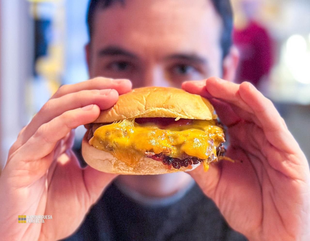 Agarrando Burger Kricky Pelton