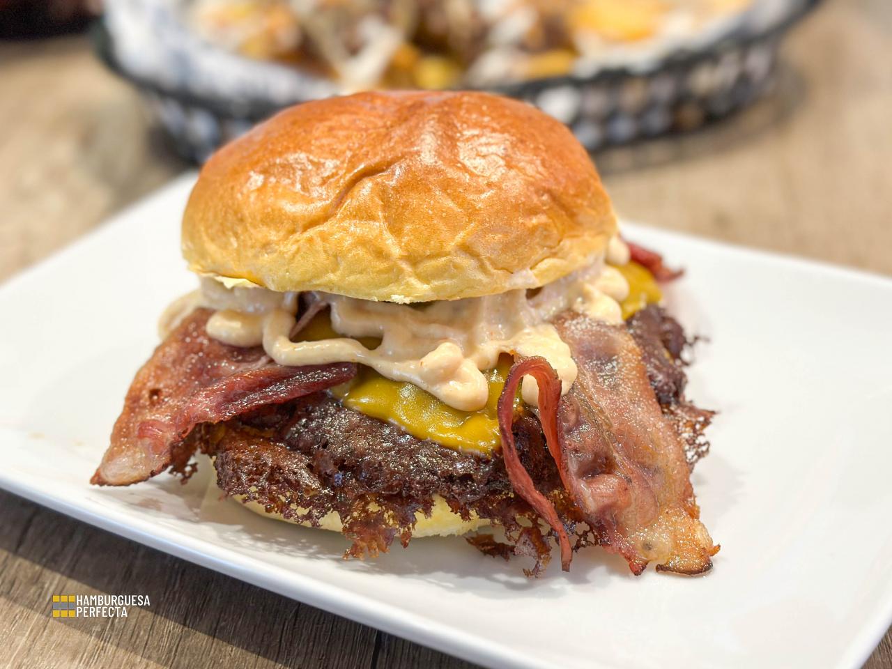 Hamburguesa bacon cheese TNT smash burger