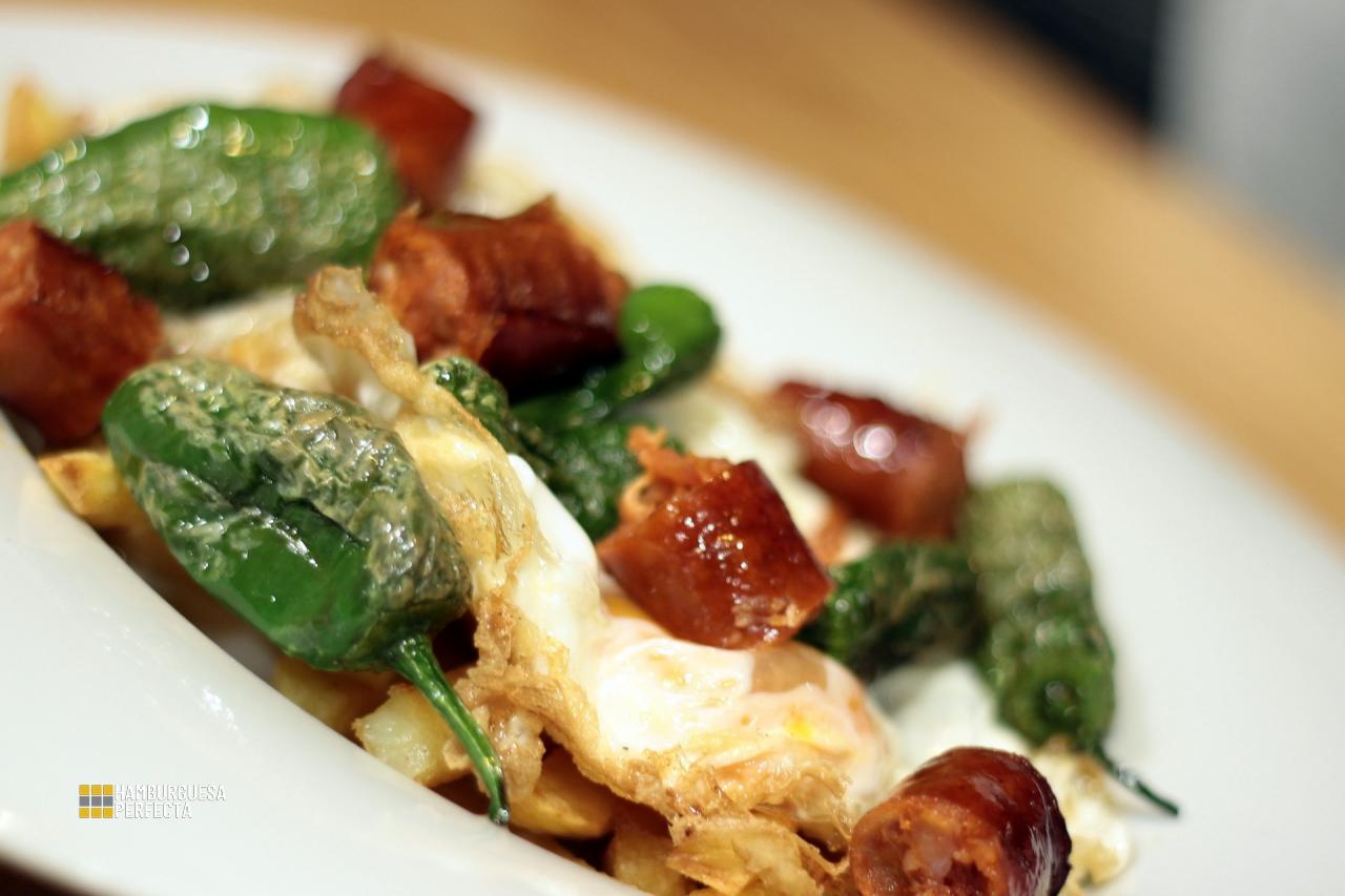 Huevos Rotos con Txistorra