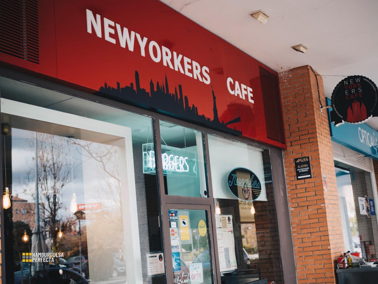 Puerta New Yorkers Cafe